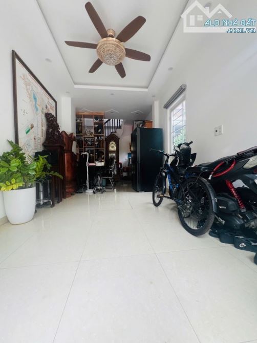 👉  bán nhà la Khê hà đông  5 tầng -lô góc 3 mặt thoáng - kinh doanh sầm uất- oto đỗ cửa