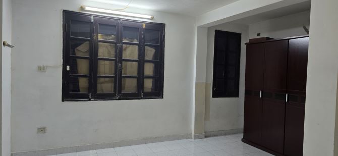 Cho thuê căn hộ tầng 3 tập thể Trung Tự, mặt đường Phạm Ngọc Thạch, 3p, 2vs