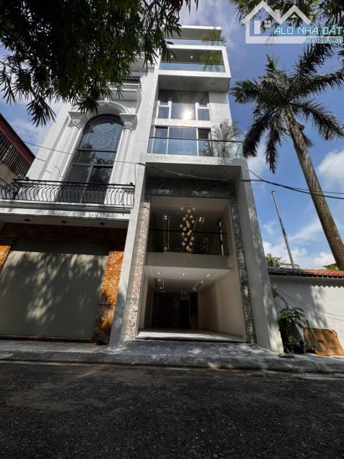 Nhà đẹp nội thất xịn đường ô tô tránh ngõ Phố Nguyễn Văn Hưởng DT 52.5m2 . Giá 16.6 tỷ