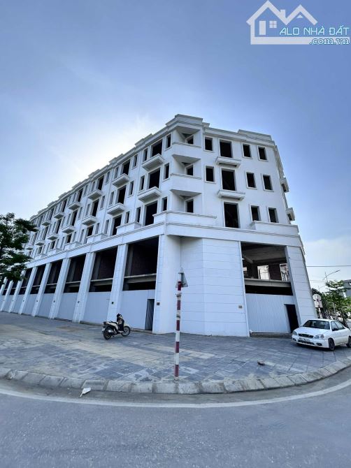 Bán nhà 3 mặt tiền trung tâm Trâu Quỳ,Gia Lâm,Hà Nội, 103m2 6 tầng mới tinh,cực hiếm