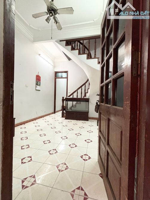 Cho thuê nhà đất lâu dài. Nhà mặt ngõ chợ Vĩnh Hồ Đống Đa 30m 3 tầng 3 ngủ 3 vs giá 7,5 tr
