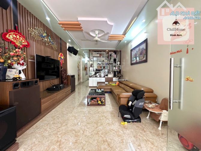 Bán nhà tuyến 2 Hoàng Ngọc Phách, 2 ô tô tránh nhau