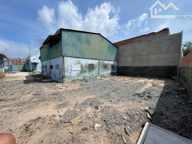 Lô đất lớn hơn 2.200m2. Phạm Thị Giây, Hóc Môn. Đường vào 7m, có sẵn nhà xưởng 500m2.