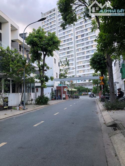 Nhà 3 tầng - Dt: 83m2 (5,2x16m) - HxH thông - nội thất cao cấp - Quận 2 - 10,5 tỷ