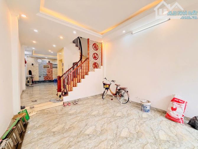 Hoa hậu Cổ Nhuế, lô góc, 39m 6 tầng, thang máy,chỉ hơn 8 đồng.