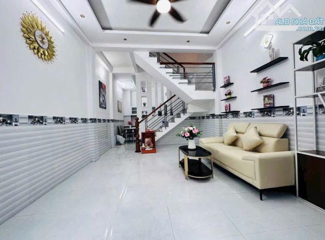 Chốt Gấp Căn Nhà Đẹp 2 Tầng, Gần Chợ Phạm Văn Hai, Tân Bình - SHR - 2 Tỷ 190/43m2