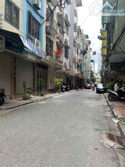 - HOÀNG QUỐC VIỆT - PHÂN LÔ Ô TÔ TRÁNH - KINH DOANH - 1 NHÀ RA PHỐ - Ô TÔ VÀO NHÀ - DT 70