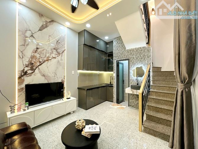Cần bán nhà đẹp 2 lầu 2 phòng ngủ hẻm Nguyễn Thiện Thuật