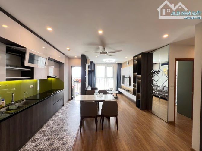 Cần bán căn hộ 3N2 90m2, sẵn sổ đỏ và slot ô tô tại Sun Square. Căn thoáng mát giá 6 tỷ 5