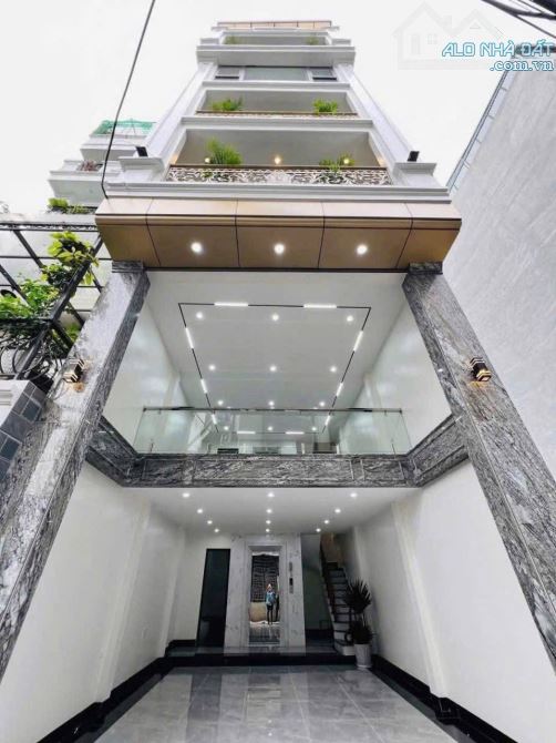 - Bán nhà Cầu Giấy, 10m ô tô, sát phố, nội thất xịn sò, 37m2, 9.2 tỷ.
