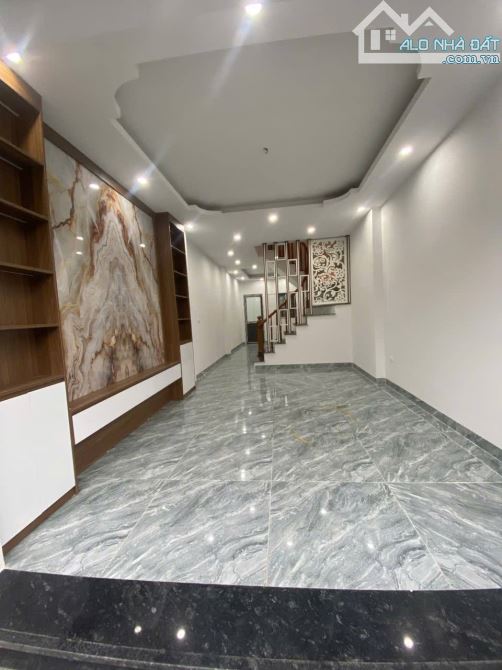 - Bán nhà Cầu Giấy, 10m ô tô, sát phố, nội thất xịn sò, 33m2, 8.2 tỷ.