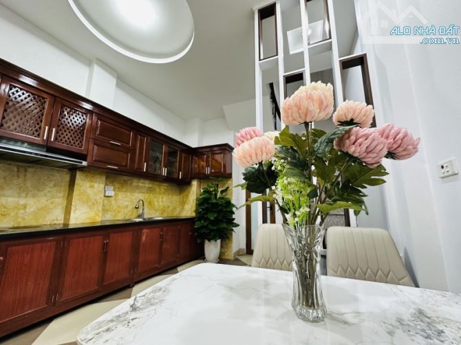 BÁN NHÀ VĂN CHƯƠNG – ĐỐNG ĐA – 5 TẦNG – 10M RA NGÕ – GẦN TÔN ĐỨC THẮNG – 9.1 TỶ
