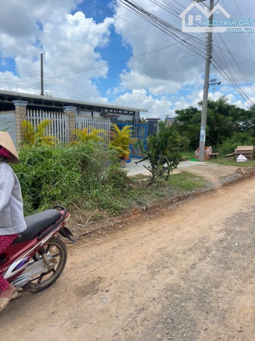 Chính chủ cần bán 2 đất tại An Ninh Đông, Đức Hòa, 400m2, full thổ , giá 3tir050 \lô