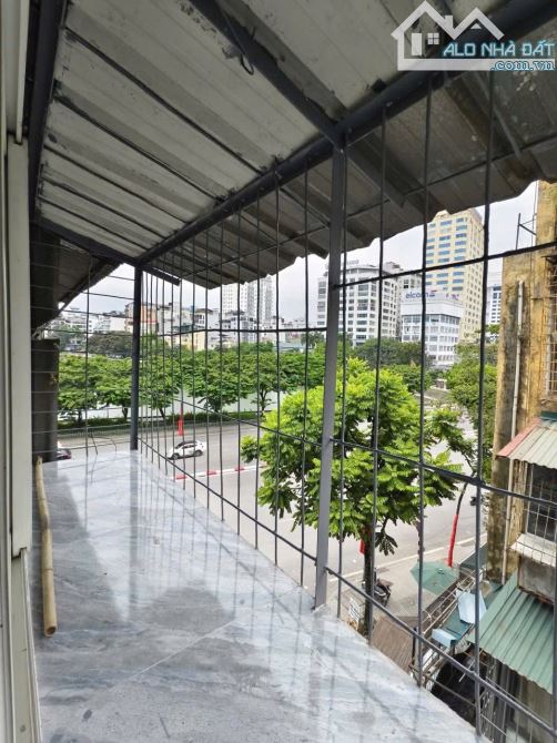 Tập thể mặt phố Nguyễn Chí Thanh - View hồ Ngọc Khánh - Thoáng 3 mặt - Ô tô đỗ cửa