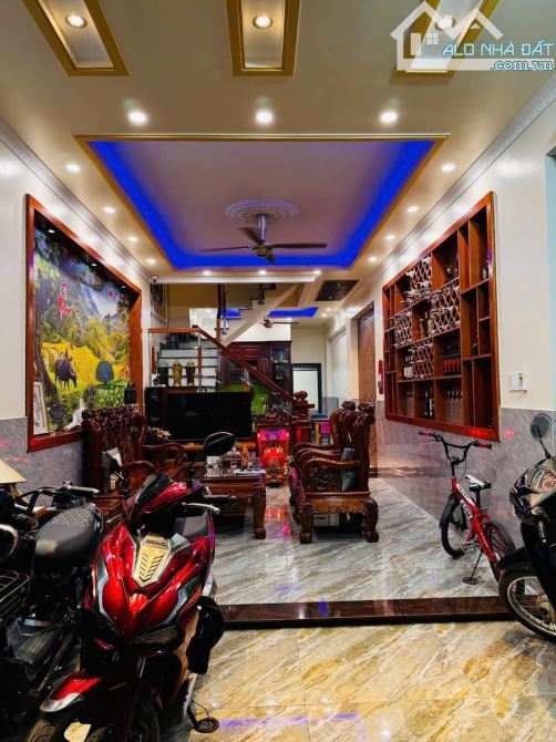 NHÀ 3 LẦU (4 x 17 ), TRỤC ĐƯỜNG CHÍNH 14M, CÓ VỈA HÈ  – KDC CAO CẤP, 4 ĐỒNG TL