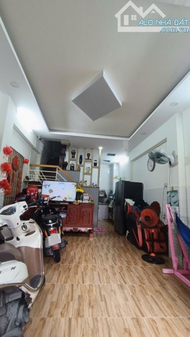 NHÀ ĐẸP 3 TẦNG 26 THÁNG 3 GẦN AEON TÂN PHÚ- HẺM XE HƠI RỘNG MÁT- 3 PHÒNG NGỦ. CHỈ 4,55  TỶ