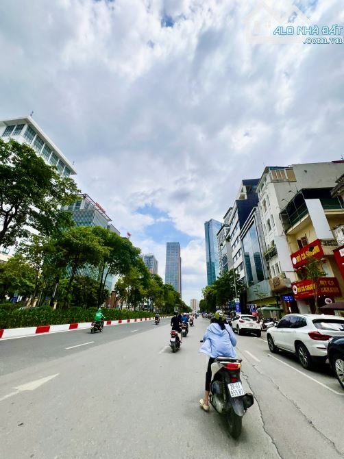 Cần cho thuê tòa nhà 8 tầng mặt phố Liễu Giai, DT 303m, MT 10m, lô góc