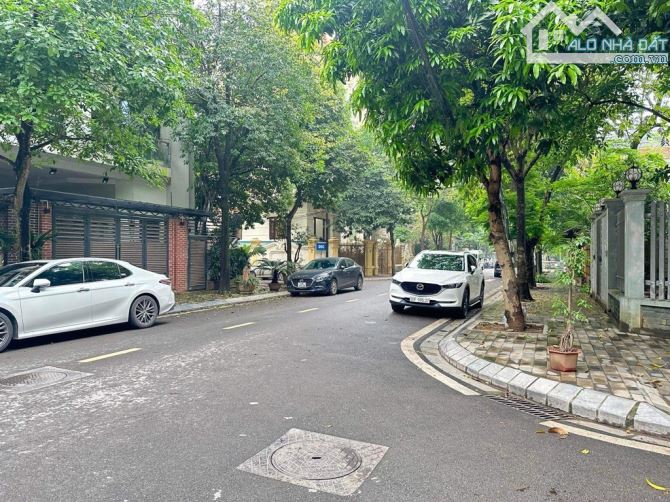 BÁN BIỆT THỰ KHỦNG  VƯỜN ĐÀO 231M2, MT 15M - TT QUẬN TÂY HỒ - XUNG QUANH TOÀN QUAN CHỨC