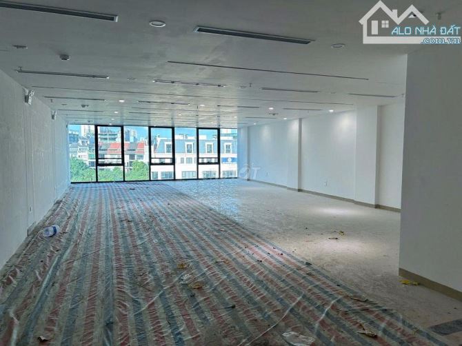 Tòa nhà 8 tầng + hầm, 180m², MT 9m, giá 160tr/tháng