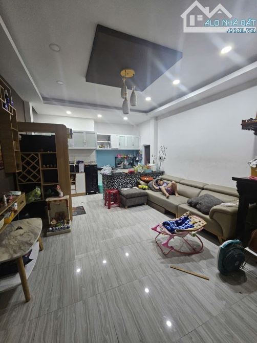 Bán nhà hẻm xe hơi Âu Dương Lân Quận 8, 94m2, 3 tầng, không quy hoạch.