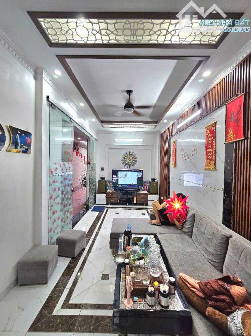 Nhà mới toanh 5 tầng Long Biên, vị trí trung tâm, full nội thất, gần ô tô, giá 5 tỷ+
