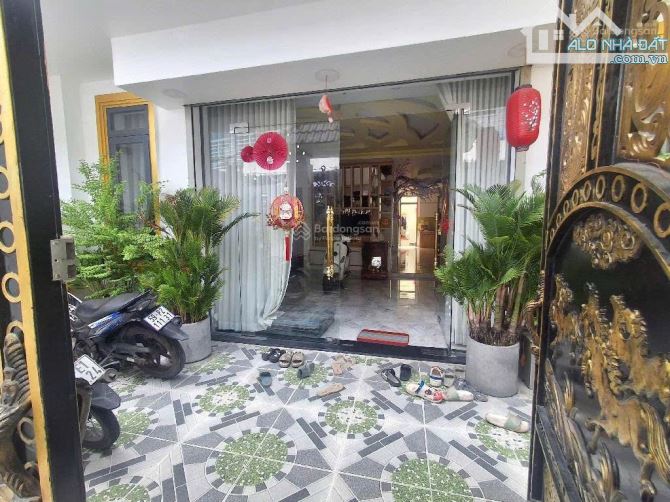 Bán nhà 3 tầng kiên cố, rộng rãi – vị trí đẹp đường Huỳnh Tấn Phát, Quận 7