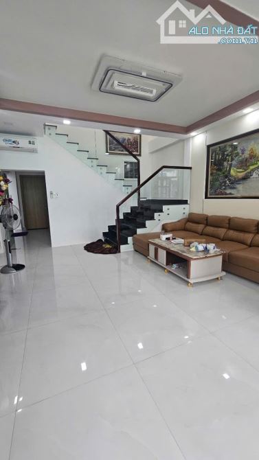 Nhà Q7, dt khủng, xe hơi ngủ trong nhà, 266m2, 2 tầng, nhỉnh 13 tỷ