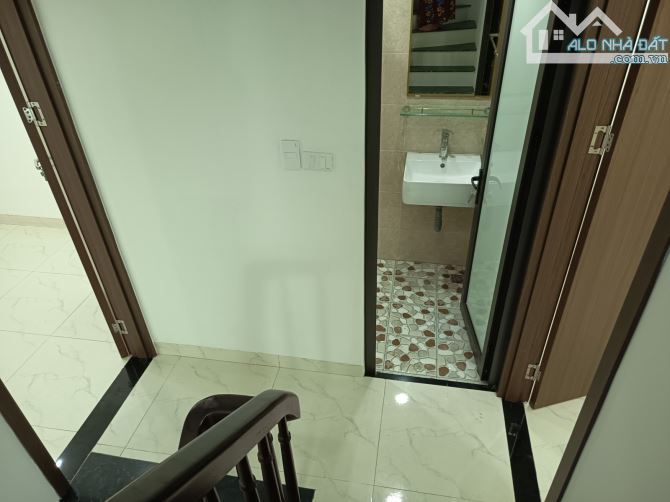 Bán nhà Yên Bệ Kim Chung ngay ngã tư Sơn 38m2, 5 tầng ,  MT 4.2 m giá 5.8 tỷ ô tô vào nhà.