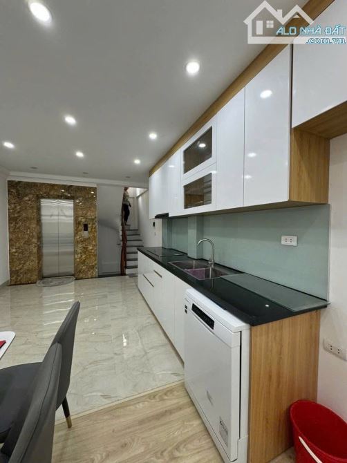 Hàng đẹp Cổ Nhuế, 40m 6 tầng, full nội thất, gần ô tô chỉ 8 đồng