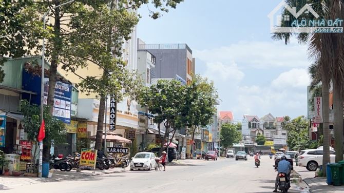 Cho thuê nhà 4 Tầng ngay Vincom 550 NGANG 15M,có Thang Máy,PCCC đầy đủ