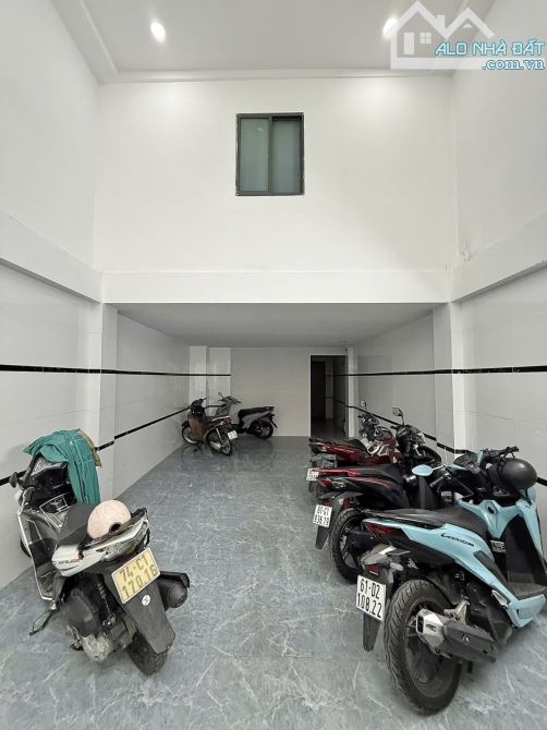 Bán CHDV 9PN có THANG MÁY _ 🚘 HẺM XE HƠI _ Gần trường Hutech
