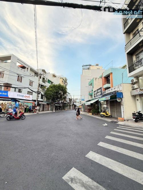 Nhà Quận Tân Bình-Đường ô tô 8M-Tiện KD-Lạc Long Quân-P11-114m2 nở hậu-4,5/6,2x22-2tầng-3P