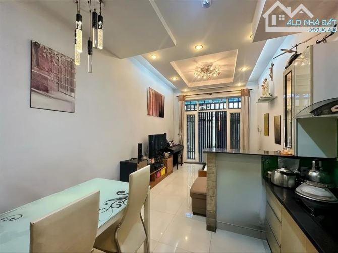Bán nhà mặt phố Ngọc Lâm 105m2 nhà đẹp ô tô vào nhà kinh doanh tốt 27.5 tỷ