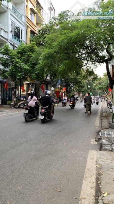 Đội Cấn, Ba Đình - Nhà dân xây gần phố - Sổ vuông nở hậu - 37m*5 tầng - Nhỉnh 8 tỷ