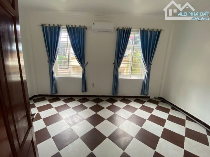 Cho thuê nhà lk đường Hoàng Quốc Việt, DT 110m2 x 4 tầng, nhà 2 mặt tiền đường rộng để xe - 10
