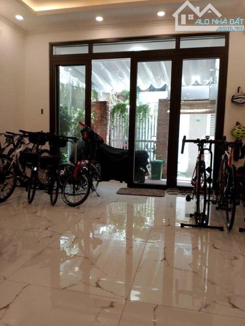 HẺM XE HƠI ĐẠI LỘ TRẦN HƯNG ĐẠO  NGANG 4.5 X 14 ĐÚC BÊ TÔNG Q1  DƯỚI 300 TRIỆU M2 - 1