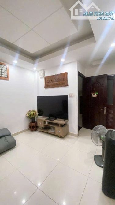 Mặt tiền  Nguyễn Cảnh Chân giao Nguyễn Trãi  P. Nguyễn Cư Trinh Q1  HƠN 300 TRIỆU M - 1