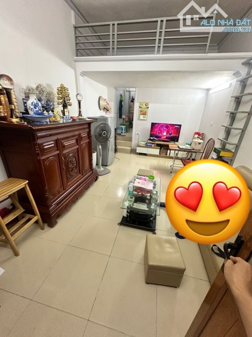 Bán nhà tập thể Nguyễn Công Trứ 50m vuông có thể làm 2 ngủ chỉ 3 tỷ vài - 1