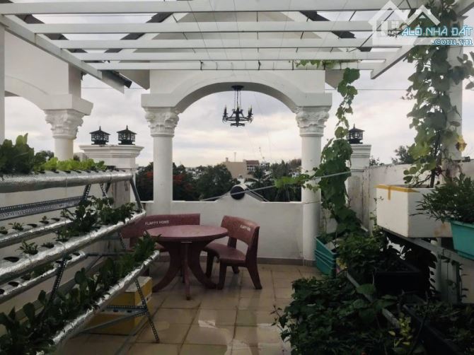 Gấp bán nhà Thủ Đức, 3 tầng, giá 10 tỷ, dt 115m2, giáp Phạm Văn Đồng. - 1