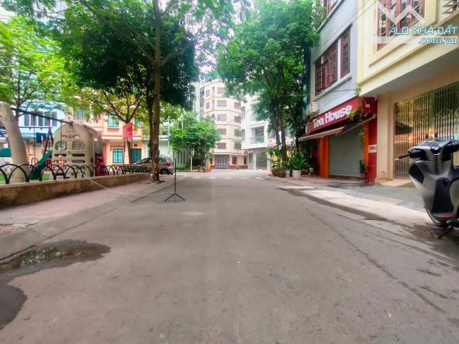 Bán nhà phố Hoàng Quốc Việt 76m2 mặt tiền 5m phân lô vỉa hè ô tô tránh giá 29 tỷ - 1