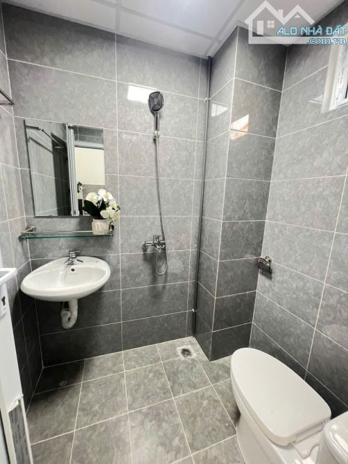 Cho Thuê CCMN 298 Mặt Phố Hoàng Mai 30m2 Studio Cửa Sổ Ban Công Thang Bộ Ô Tô Đỗ Gần Chợ - 1