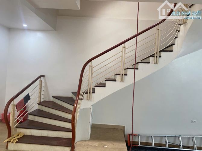 Cho thuê nhà lk đường Hoàng Quốc Việt, DT 110m2 x 4 tầng, nhà 2 mặt tiền đường rộng để xe - 1