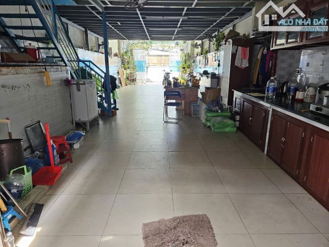Diện tích: 135m2, ngang 5,5m, đất 100% thổ cư. Kết cấu: nhà cấp 4 có gác sắt xuyên suốt, 1 - 1