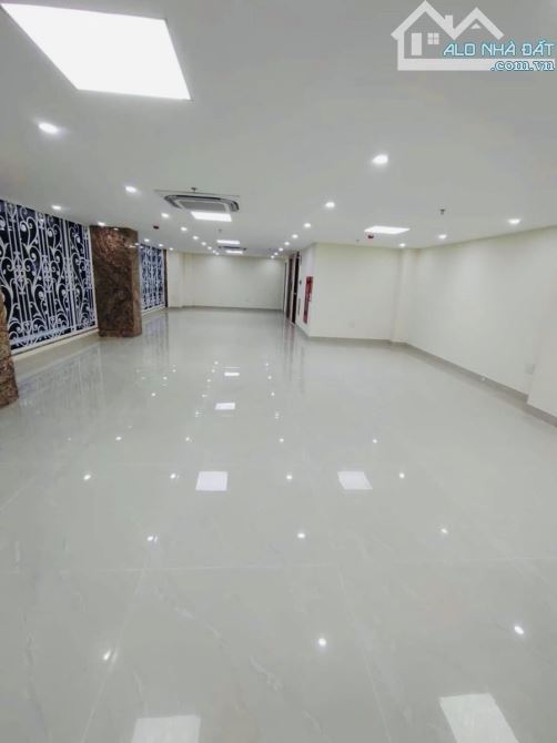 HOÀNH TRÁNG! TOÀ VP 140m2 MẶT PHỐ PHẠM VĂN ĐỒNG- LÔ GÓC - DÒNG TIỀN 115triệu/tháng - 1
