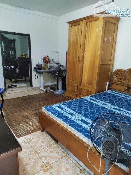 Cần bán Tập Thể Bách Khoa - Tầng 2 - 80m2 x 3 ngủ, 1 khách, 2 vệ sinh, 2 ban công, mặt phố - 1