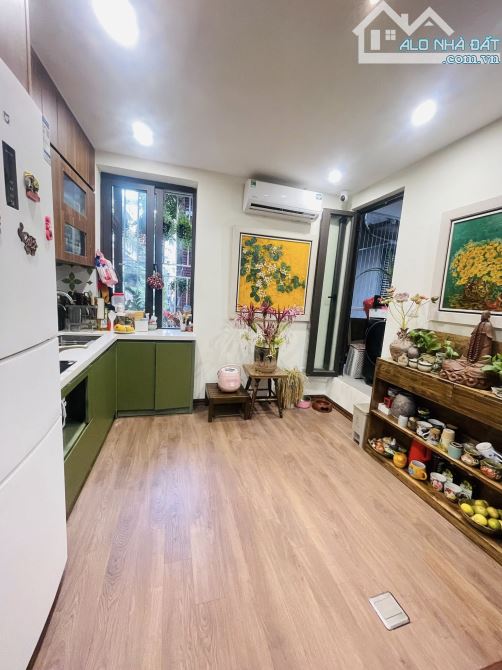 BÁN GẤP NHÀ TT MẶT PHỐ NGUYÊN HỒNG-LÔ GÓC- NHÀ ĐẸP-NỘI THẤT XỊN- SỔ TO 40M CHỈ 5,8 T - 1