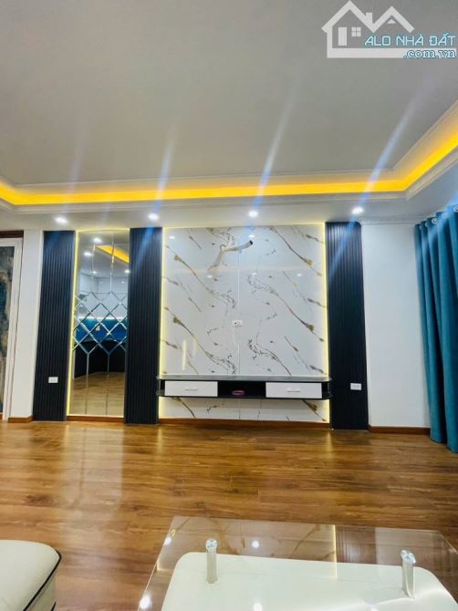 - Bán nhà Cầu Giấy, 10m ô tô, sát phố, nội thất xịn sò, 45m2, 8.8 tỷ. - 1