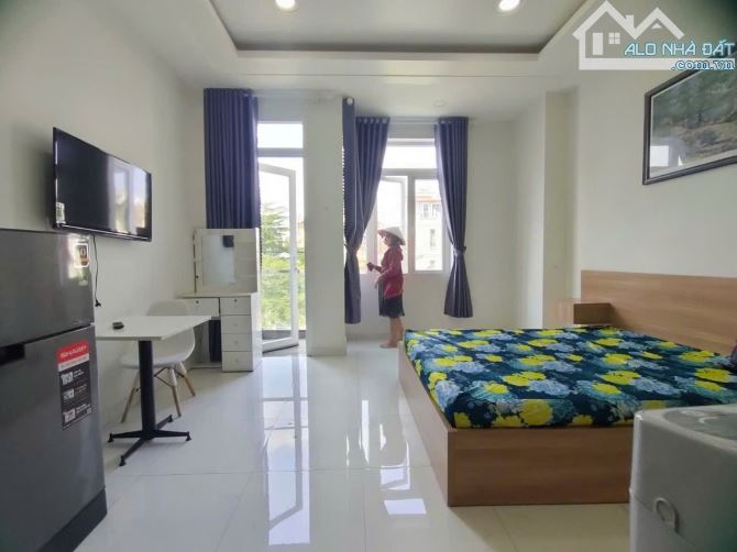 Căn ban công lớn siêu thoáng - máy giặt riêng - full nội thất gần Parc Mall quận 8 - 1