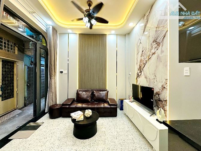 Cần bán nhà đẹp 2 lầu 2 phòng ngủ hẻm Nguyễn Thiện Thuật - 1