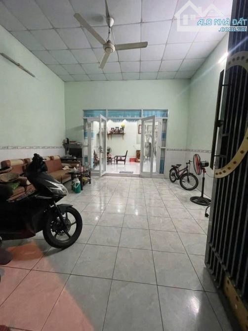 Ngộp ngân hàng nên bán gấp căn nhà ở Thị Trấn Hóc Môn, DT 100m2, Giá 1 tỷ 050. - 1